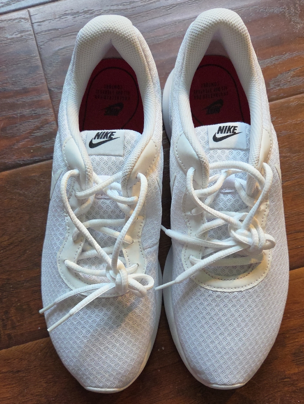Nike Women’s White Tanjun Mesh, Low-Top, Running Shoes w/ Red Insoles.  Size 11